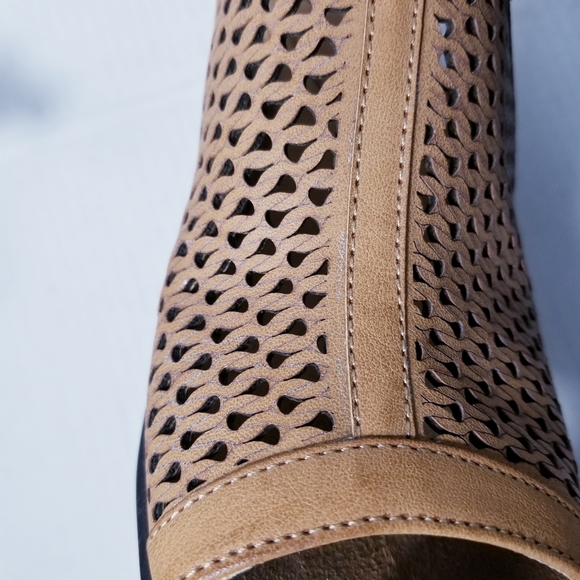 EASY STREET BROWN AND BLACK HEELED SANDALS SIZE 6 - Picture 12 of 15